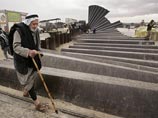 Сотни палестинцев и египтян осаждают закрытую границу, пытаясь вернуться домой Сотни палестинцев и египтян осаждают закрытую границу, пытаясь вернуться домой