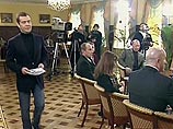 На встречу перед камерами Медведев облачился в черную водолазку и черный пиджак