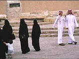 В Саудовской Аравии "контакт" между мужчинами и женщинами, не связанными родственными узами, строго запрещен