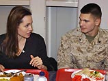 В четверг Джоли пообедала с американскими военными на одной из американских военных баз