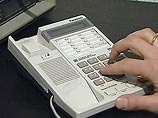 Как выяснили социологи, телефонной связью дома в настоящее время пользуются уже две трети россиян - 62% (три года назад таковых было 54%), компьютером - каждый четвертый - 26% (14%)