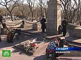 Церемония отдания почестей российским морякам крейсера "Варяг", погибших в 1904 году во время русско-японской войны, состоялась в субботу на Морском кладбище Владивостока
