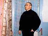 Экс-глава НК ЮКОС Михаил Ходорковский выходит из голодовки самостоятельно, но под наблюдением врачей. Он чувствует себя удовлетворительно, ходит на прогулку и выезжает на все следственные действия