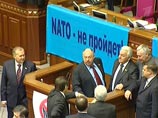Заседание Верховной Рады снова заблокировано: оппозиция принесла шарики с надписью "Нет НАТО!" Заседание Верховной Рады снова заблокировано: оппозиция принесла шарики с надписью "Нет НАТО!"