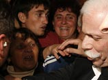 Бадри Патаркацишвили баллотировался в президенты Грузии на досрочных выборах, которые состоялись 5 января. Свою предвыборную борьбу он вел из-за рубежа, где находится с 3 ноября 2007 года. В итоге, по данным ЦИК, на выборах он получил 7,1% голосов Бадри Патаркацишвили баллотировался в президенты Грузии на досрочных выборах, которые состоялись 5 января. Свою предвыборную борьбу он вел из-за рубежа, где находится с 3 ноября 2007 года. В итоге, по данным ЦИК, на выборах он получил 7,1% голосов