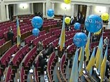 На рабочих местах депутатов фракции Партии регионов остаются прикрепленными желтые и синие воздушные шары с надписью "НАТО - нет" и государственные флаги