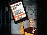 Дефиле открыла модель с плакатом в руках с провокационной надписью, требующей "справедливости" для заключенных Гуантанамо