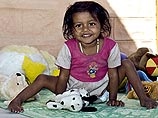 Индийская девочка, которой удалили лишние руки и ноги, начала ходить