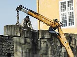 В понедельник около 10 часов утра в эстонском городе Нарва начался демонтаж памятника коммунарам, который городские власти согласились перенести с подачи примерно 1% избирателей города