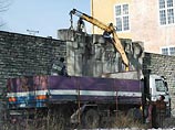В Эстонии снова сносят советские памятники: памятник коммунарам в Нарве демонтировали по просьбе 1% населения