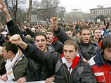 Власти пытаются направить в ненасильственное русло шквал эмоций, который овладел страной и привел к целой серии инцидентов как в "коренной" Сербии, так и в сербских анклавах Косово