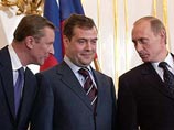 В Санкт-Петербурге уже слепили воскового Дмитрия Медведева. Он стоит между Путиным и Собчаком
