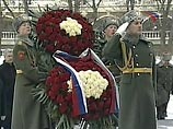 Солдаты Кремлевского полка установили венок у могилы Неизвестного Солдата