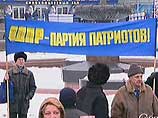 Участники держат флаги ЛДПР и плакаты: "ЛДПР - всерьез и надолго"; "ЛДПР - с оптимизмом в будущее"; "НАТО, не наглей"; "Людям в погонах - достойную зарплату"