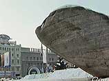 Рогинский напомнил, что Соловецкий камень на Лубянской площади был установлен в 1990 году обществом "Мемориал" при помощи тогдашнего Моссовета