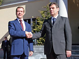 Премьер-министр Сербии Воислав Коштуница отметил, что Медведев приехал в очень важный для Сербии момент и поблагодарил за поддержку