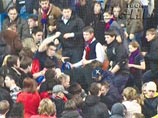 Болельщики вновь устроили драку на московском хоккейном дерби Болельщики вновь устроили драку на московском хоккейном дерби
