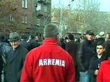 В то время как полиция полностью контролирует площадь перед оперным театром, оппозиционеры переместились в другой квартал центра столицы Армении