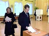 Медведев вместе с супругой Светланой одним из первых пришел сегодня утром на избирательный участок номер 2614 в Москве
