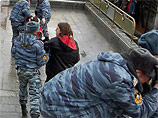В центре Москвы за распространение листовок задержаны активисты "Обороны" и ОГФ