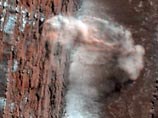 На изображении, сделанном в январе, показаны как минимум четыре лавины из смеси пыли и льда, срывающиеся с крутого утеса и оседающие на склоне