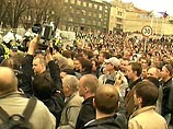 Напомним, в Эстонии 26-28 апреля вспыхнули массовые беспорядки в связи с решением правительства перезахоронить советских солдат из Братской могилы на холме Тынисмяги в центре города