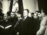 Весной 1989 года - в разгар работы над диссертацией, - Дмитрий Медведев участвовал в избирательной кампании Анатолия Собчака по выборам на Съезд народных депутатов СССР