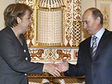 Президент России Владимир Путин поздравил во время встречи канцлера Германии Ангелу Меркель с Международным женским днем