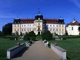 В загородную резиденцию чешского президента, находящийся близ Праги замок Ланы, проник агрессивно настроенный молодой человек