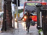 Дождь сопровождается порывами ветра, достигающими в некоторых областях Великобритании 130 километров в час