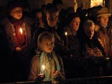 В затемненном храме, освещенном лишь свечами в руках прихожан, Патриарх читал Великий покаянный канон Андрея Критского