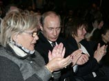Ему выделили лучшие места - середину 10 ряда партера - а после спектакля он побеседовал с режиссером и актерами Ему выделили лучшие места - середину 10 ряда партера - а после спектакля он побеседовал с режиссером и актерами