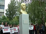 В центре Москвы может появиться бронзовый Путин в плаще с "планом" над северным полушарием В центре Москвы может появиться бронзовый Путин в плаще с "планом" над северным полушарием
