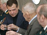 Традицию намерен продолжить и избранный президент Дмитрий Медведев. По словам ближайшего окружения, будущий глава государства предпочитает минеральную воду, хотя и может выпить бокал белого вина