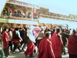 Буддистские монахи еще с понедельника проводят в Тибете манифестации по случаю 49-й годовщины восстания в Лхасе, закончившегося изгнанием духовного лидера Тибета Далай-ламы