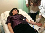 Население Албании, а также соседних Косово и Македонии, сдает кровь в больницах для переливания пострадавшим
