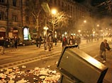 Националисты переворачивали на улицах мусорные баки, громили светофоры и припаркованные автомобили
