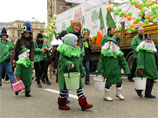 Множество зеленых, белых и оранжевых воздушных шаров под цвет ирландского флага превратили улицу в праздничную Ирландию в миниатюре