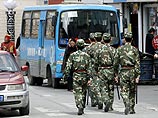 Китайские солдаты прогнали по улицам Лхасы закованных в наручники демонстрантов 
