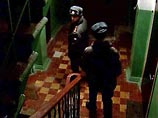 "В одно прекрасное... раздался нервный звонок в дверь. На пороге стоял худенький милиционер с выпученными и испуганными глазами. - Жив, слава Богу, жив, – сказал он, облегченно вздохнув, и потащил меня на балкон. – Народ волнуется, кто-то пуст "В одно прекрасное... раздался нервный звонок в дверь. На пороге стоял худенький милиционер с выпученными и испуганными глазами. - Жив, слава Богу, жив, – сказал он, облегченно вздохнув, и потащил меня на балкон. – Народ волнуется, кто-то пуст