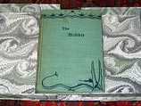 Первое издание книги Джона Рональда Руэла Толкиена "Хоббит", датированное 1937 годом, будет продано на лондонском аукционе Bonhams