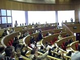 Накануне парламент Молдавии принял отставку правительства в связи с отставкой премьер-министра Василия Тарлева, о которой он заявил еще в среду