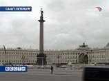 После разбора катка на Дворцовой площади с решетки Александровской колонны исчезли фигурки двуглавых орлов