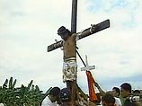 На Филиппинах 20 человек распяли себя на крестах, подражая Христу