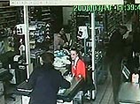 Итальянская полиция распространила видеокадры, на которых запечатлен человек, подозреваемый в том, что с помощью гипноза заставил кассиров в супермаркетах отдать ему деньги