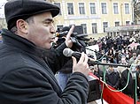 Перед собравшимися выступил приехавший из Москвы руководитель Объединенного гражданского фронта Гарри Каспаров, который заявил, что освобождение из-под ареста Резника - "это только полупобеда"