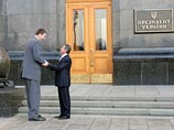 Президент Ющенко подарил самому высокому человеку в мире специальный автомобиль Президент Ющенко подарил самому высокому человеку в мире специальный автомобиль