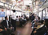 В японском транспорте появилась "полиция этикета": будут убеждать пассажиров уступать места и слушать музыку тихо
