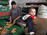 Десятки пекарен по всему сектору Газа прекратили продажу рагиф - лепешек из муки грубого помола - и объявили забастовку в знак протеста против запрета властей повышать цену на продукцию