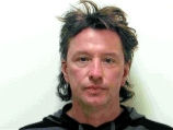 Гитарист популярной американской рок-группы "Бон Джови" Ричи Самбора арестован в штате Калифорния по подозрению в управлении автомобилем в нетрезвом виде